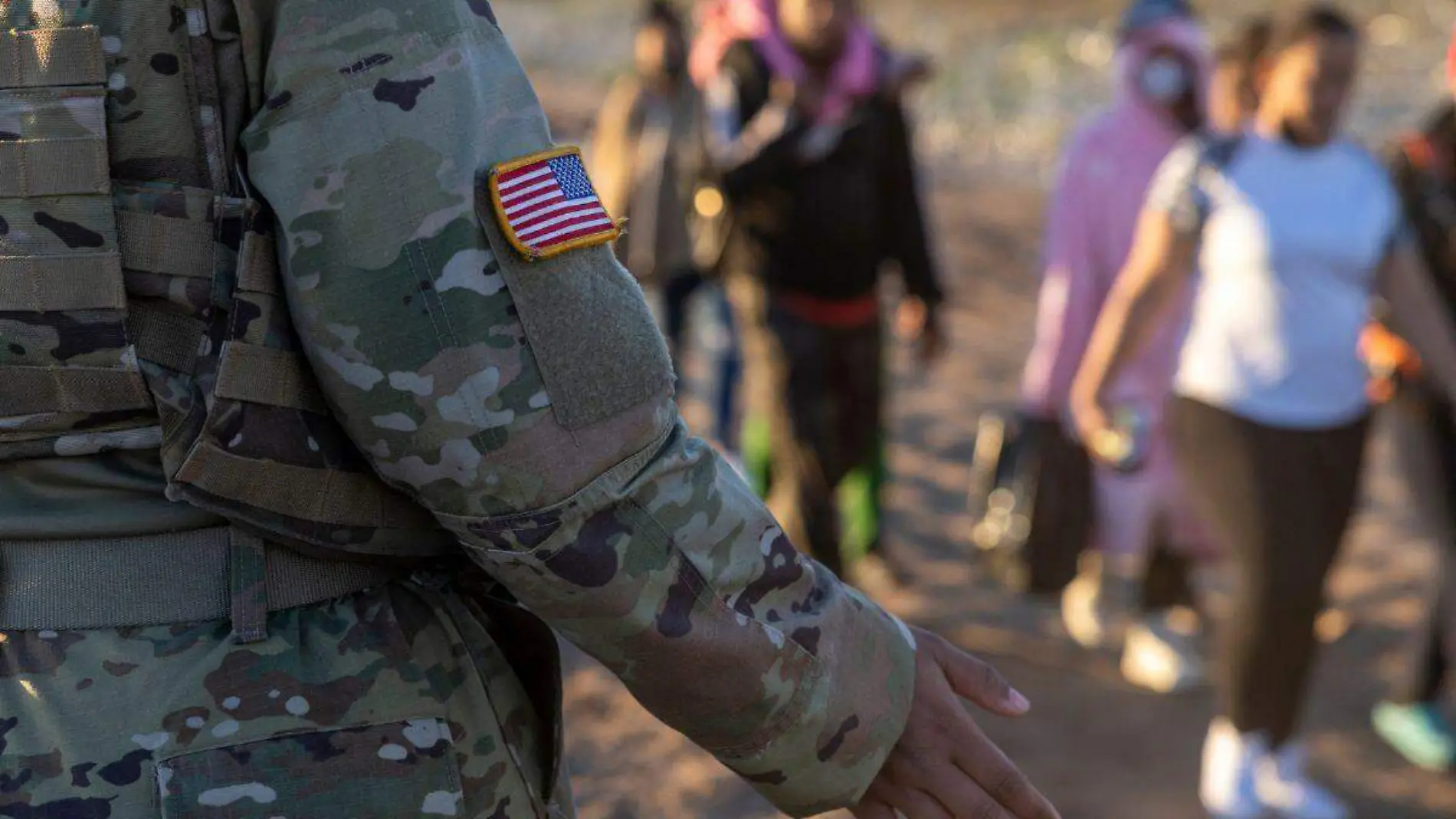 Migrantes observados por Guardia Nacional en Texas